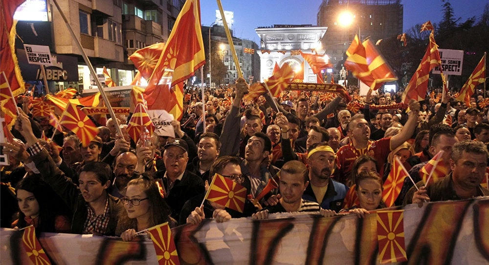 Εκρηκτική η κατάσταση στα Σκόπια – Στα «μαχαίρια» Σλάβοι και Αλβανοί – Διαμαρτυρίες στο κοινοβούλιο και υπόσχεση για εκδίκηση για τον θάνατο ενός οπαδού